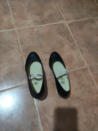 Zapatos de flamenco negros. Se recoge en Cazalegas