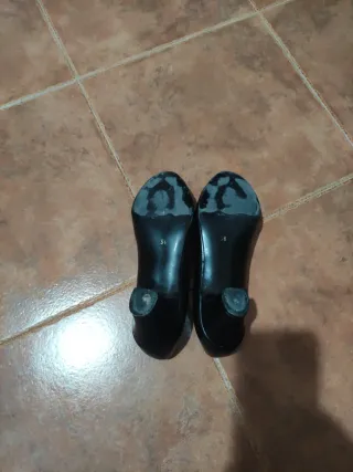 Zapatos de flamenco negros. Se recoge en Cazalegas