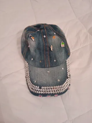 Gorra vaquera con adornos plateados
