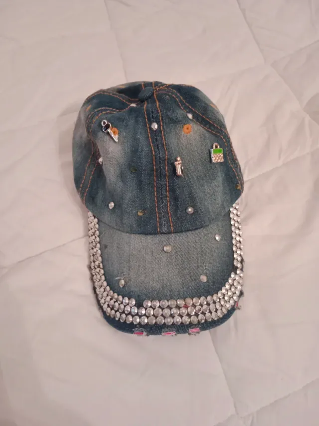 Gorra vaquera con adornos plateados