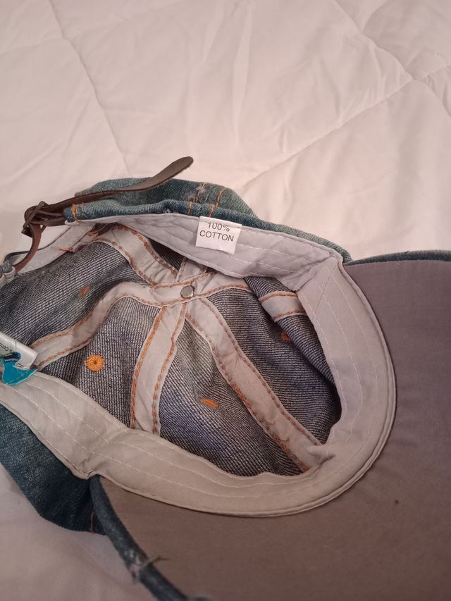 Gorra vaquera con adornos plateados