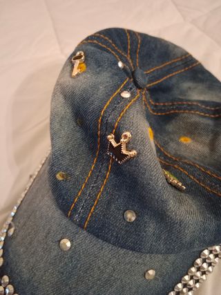 Gorra vaquera con adornos plateados