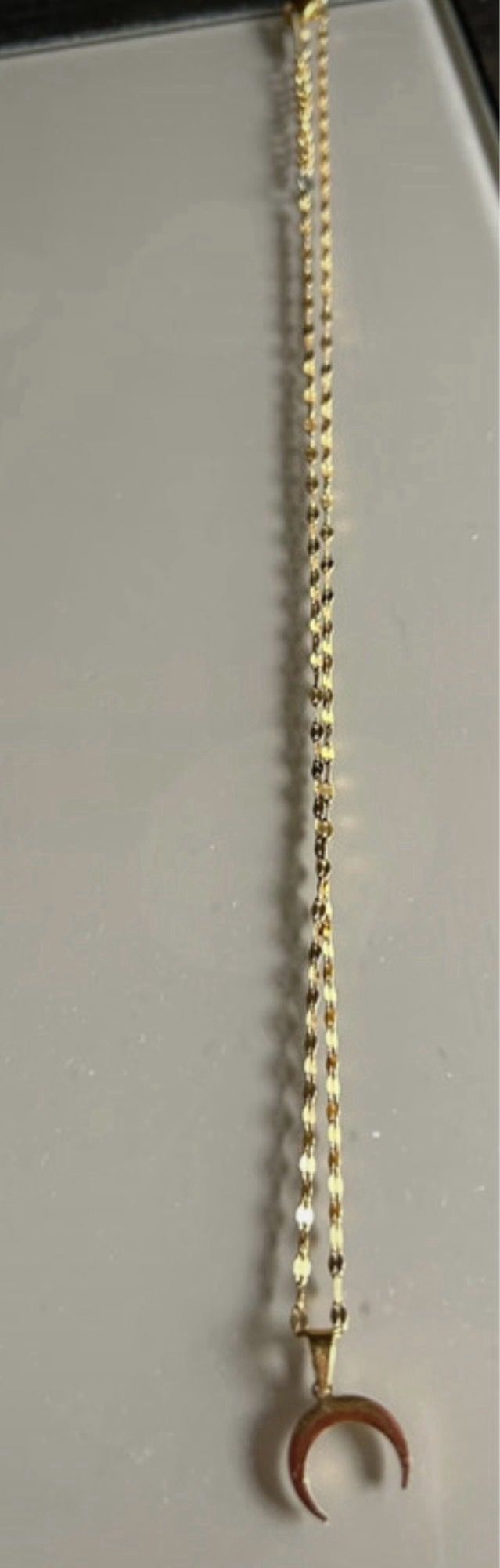 Collar media luna dorado