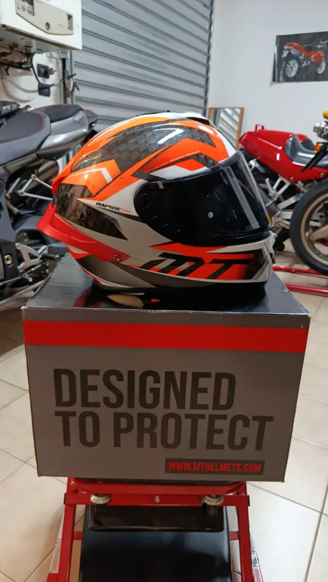 Casco integrale MT-Helmets in Carbonio