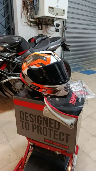 Casco integrale MT-Helmets in Carbonio