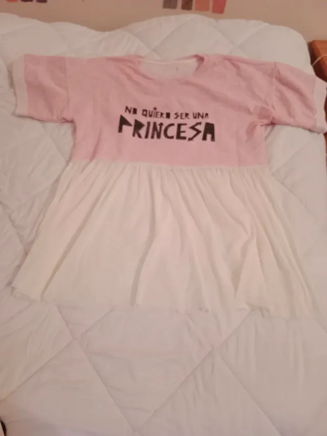 Camiseta rosa y blanca con tul