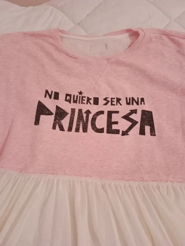 Camiseta rosa y blanca con tul
