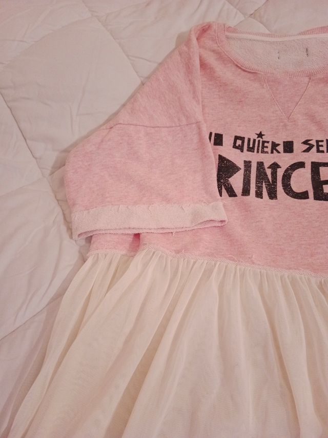 Camiseta rosa y blanca con tul