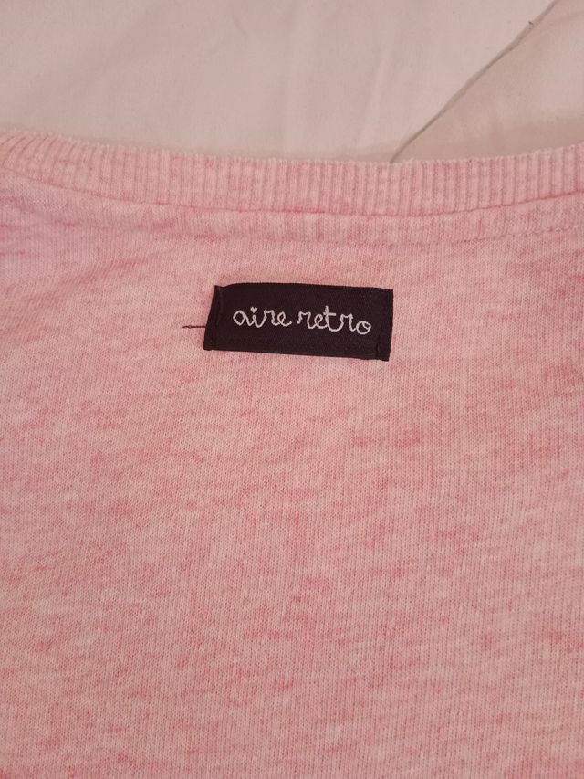 Camiseta rosa y blanca con tul