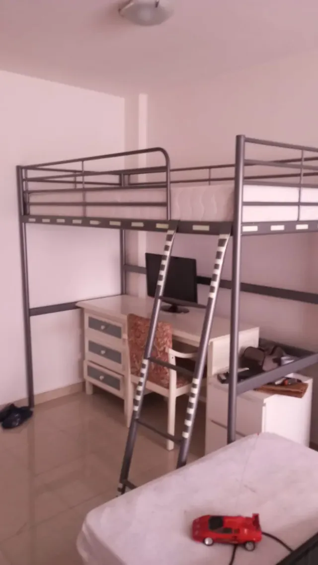 Solamente litera cabe cama sin luz refleja