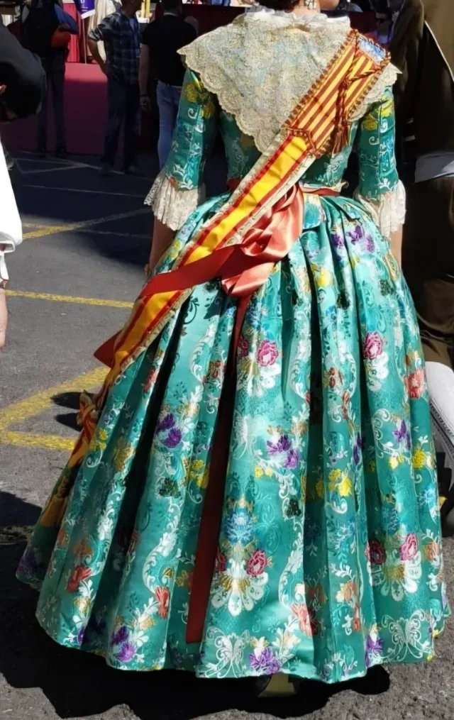 Traje de Fallera  (VIVES Y MARI)
