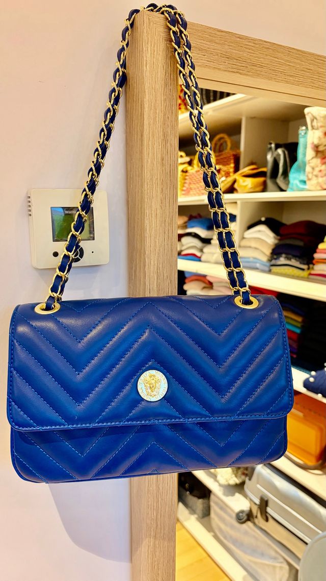 Bolso Teria Yabar azul con cadena dorada