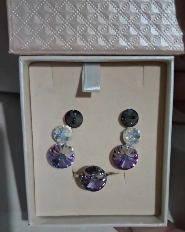 Conjunto de bisutería con cristales