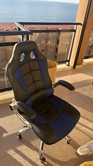 Silla Gamer Negra con Detalles Azules