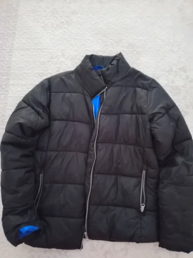 Cazadora acolchada negra y azul