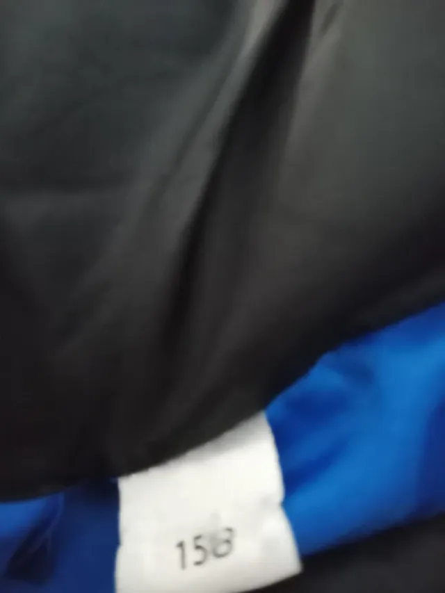 Cazadora acolchada negra y azul