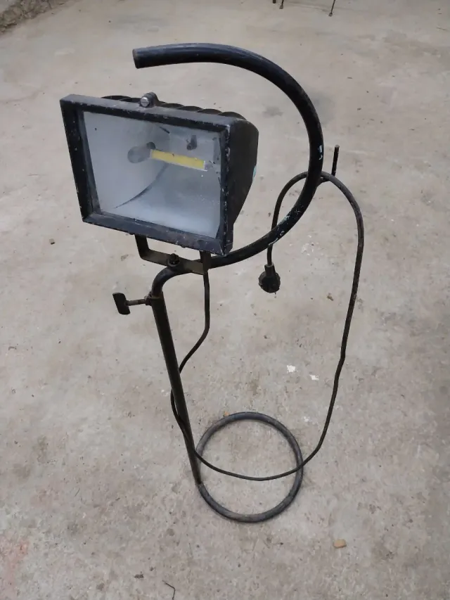 Foco de obra con trípode