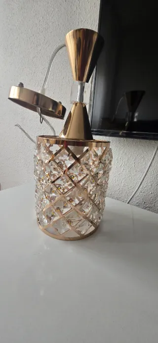 Lámpara de techo dorada con rombos de plástico