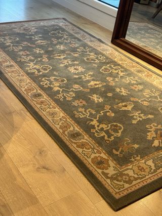 Alfombra de lana verde y beige hecha en España