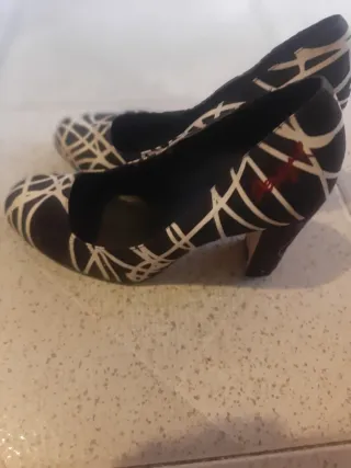 Zapatos de tacón negros y blancos