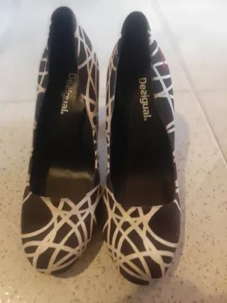 Zapatos de tacón negros y blancos