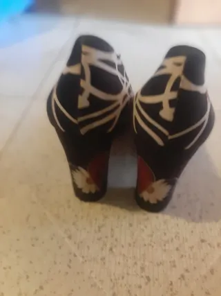 Zapatos de tacón negros y blancos
