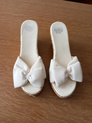 Ciabatte Skechers bianche con fiocco