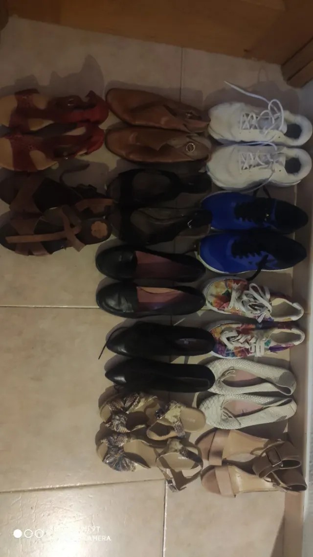 Lote de zapatos variados.El lote entero 25€