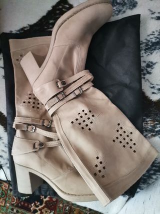 Botas altas beige con tachuelas finas