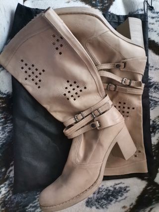 Botas altas beige con tachuelas finas