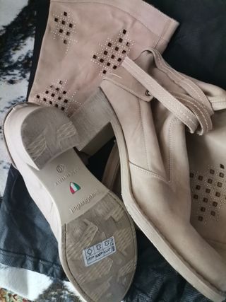 Botas altas beige con tachuelas finas