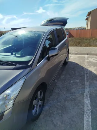 Peugeot 5008 2011