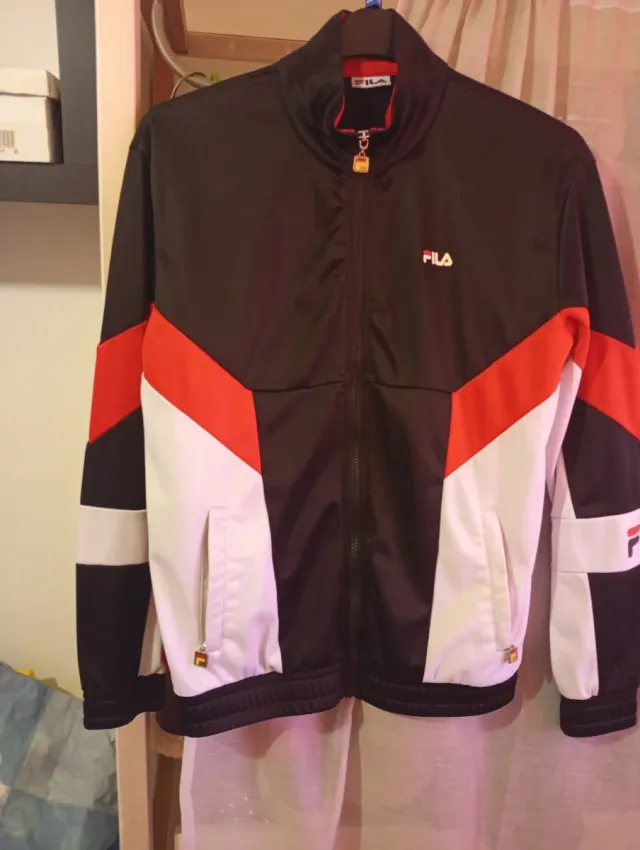 Chaqueta Fila Negra, Roja y Blanca