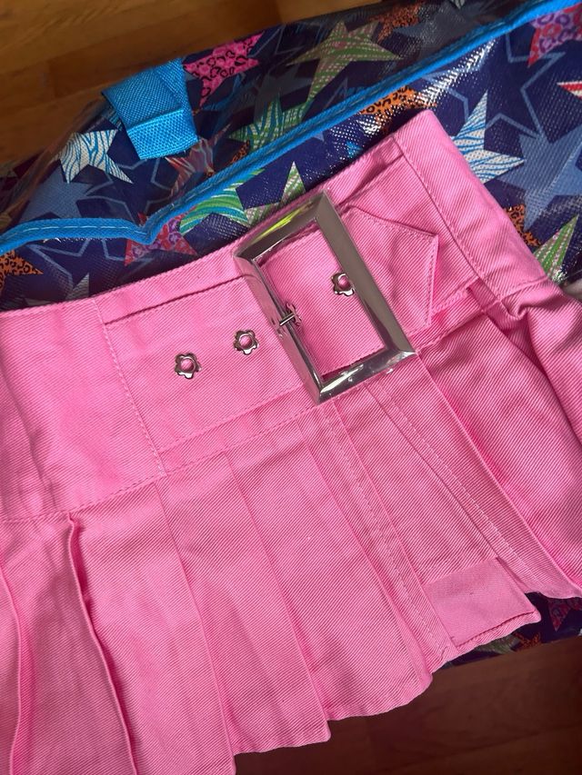 Falda corta rosa con hebilla adorno