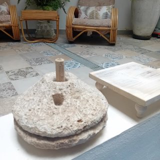 Molinillo de mano antiguo de piedra