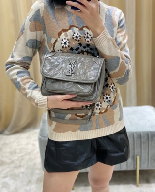 Bolso YSL Niki Medium gris claro 99% nuevo