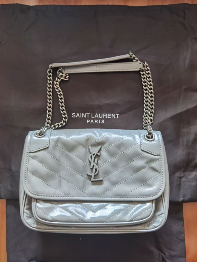 Bolso YSL Niki Medium gris claro 99% nuevo