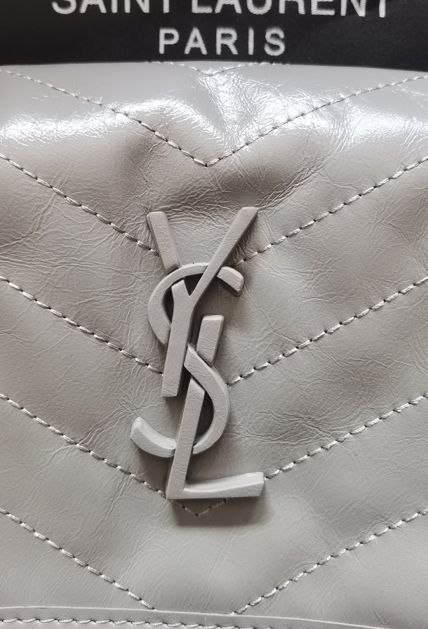 Bolso YSL Niki Medium gris claro 99% nuevo