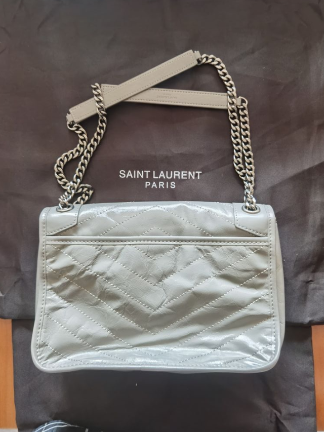 Bolso YSL Niki Medium gris claro 99% nuevo