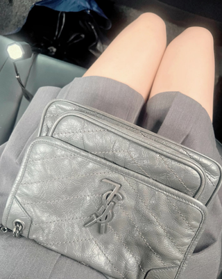 Bolso YSL Niki Medium gris claro 99% nuevo