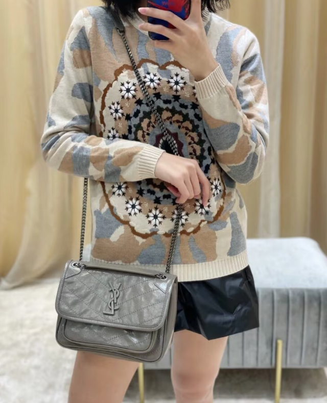 Bolso YSL Niki Medium gris claro 99% nuevo