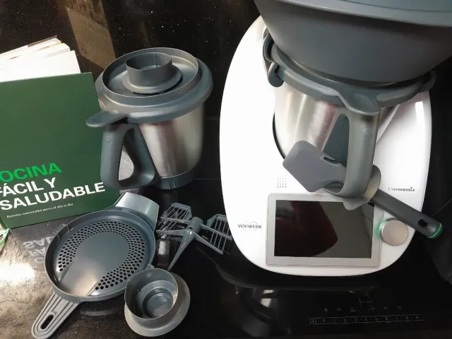 Thermomix TM6 con accessori e libro