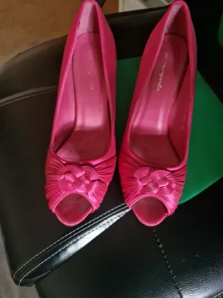 Zapatos de tacón rosas con lazo