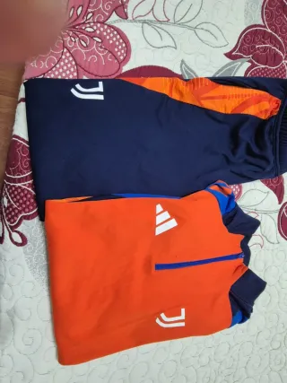 Chándal de fútbol azul y naranja talla 13-14