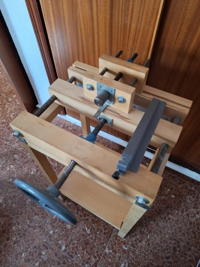 Prensa de encuadernación manual