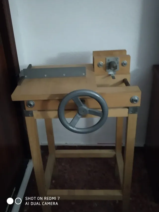 Prensa de encuadernación manual