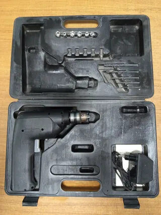 Taladro con brocas y cargador Robuse