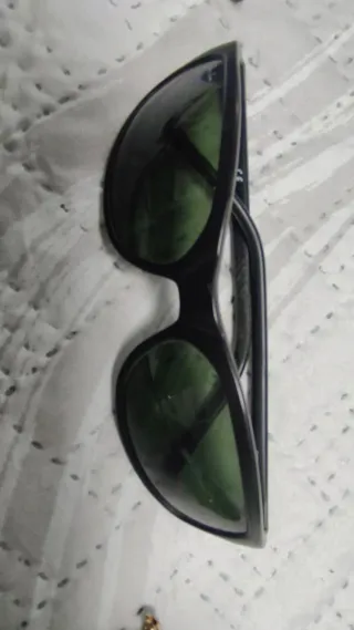 Gafas de sol negras y verdes