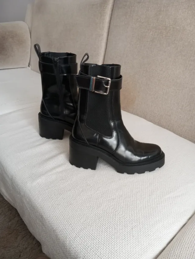 Botas negras con hebilla