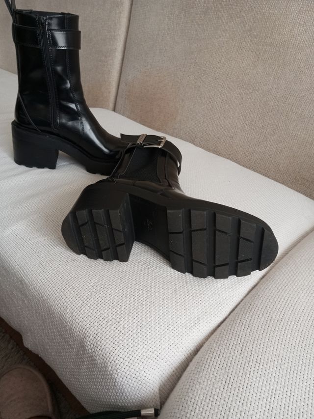 Botas negras con hebilla